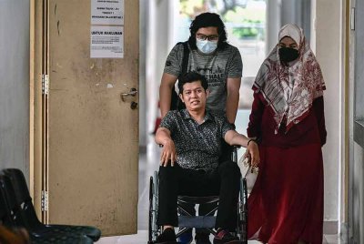 Ibu bapa Zayn Rayyan Abdul Matin, Ismanira Abdul Manaf (kanan) dan Zaim Ikhwan Zahari hadir di Mahkamah Sesyen pada Isnin bagi sambung bicara kes pengabaian yang dihadapinya terhadap kanak-kanak autistik berusia enam tahun itu. Foto Bernama