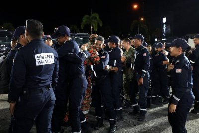 Anggota MAS-01berpelukan selepas selesai misi menyelamat di Myanmar. Foto Bernama