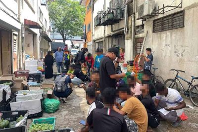 Antara penjaja warga asing yang diperiksa dalam operasi di Pasar Boring Kuala Lumpur pada Selasa.