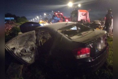 Keadaan kereta yang dipandu remaja berkenaan. Foto BBP JOHOR JAYA