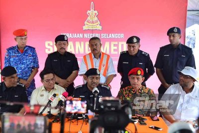 Hussein (duduk, tengah) dalam sidang akhbar di PKTK Putra Heights, Subang Jaya, pada Selasa. FOTO: ASRIL ASWANDI SHUKOR