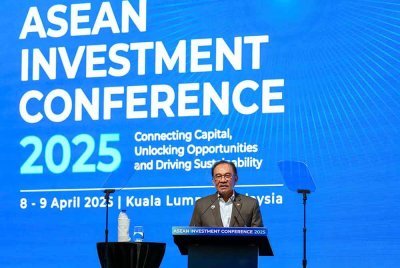 Anwar berucap pada Persidangan Pelaburan ASEAN 2025 bertajuk: "ASEAN 2025: Membina masa depan berdaya tahan dan terangkum” pada Selasa. Foto Bernama