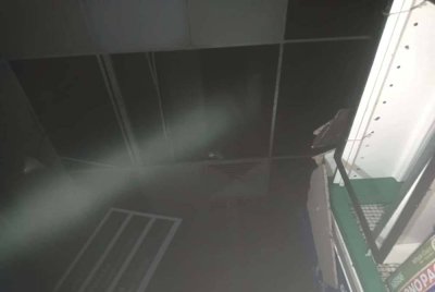 Keadaan bahagian bumbung pasar raya itu yang terbakar pada Selasa.