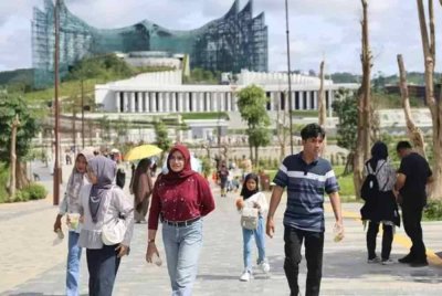 Orang ramai mengunjungi Nusantara sempena cuti Aidilfitri baru-baru ini.
