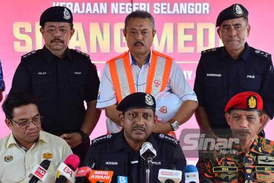 Hussein (duduk, tengah) dalam sidang akhbar di PKTK Putra Heights, Subang Jaya pada Selasa. Foto SINAR HARIAN/ASRIL ASWANDI SHUKOR