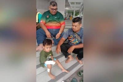 Che Afizy (kanan) bersama anaknya yang cedera dalam kejadian letupan paip gas di Putra Heights.