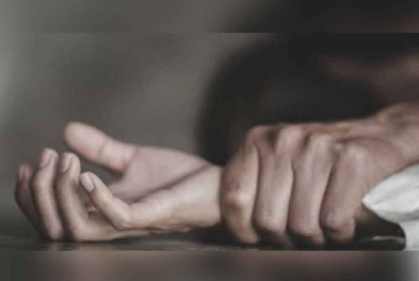 Dua lelaki yang merogol seorang remaja perempuan berusia 16 tahun di tandas awam ketika mangsa berada dalam keadaan mabuk dijatuhi hukuman penjara dan sebatan rotan oleh Mahkamah Tinggi pada Isnin (7 April). Gambar hiasan 