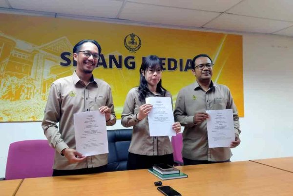 Jenny Choi (tengah) menunjukkan teks sidang akhbar mengenai perjalanan Mesyuarat Pertama Tahun Ketiga DUN Perak di Bangunan Perak Darul Ridzuan, Ipoh pada Selasa.