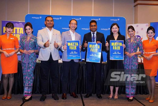 Presiden MATTA, Nigel Wong (empat, kiri) dan Dersenish (empat, kanan) bergambar bersama selepas sidang akbar pengumuman MAG sebagai rakan penerbangan rasmi dan penaja premier MATTA Fair April 2025 di Hotel Sama-Sama KLIA pada Selasa. FOTO: MOHD HALIM ABDUL WAHID