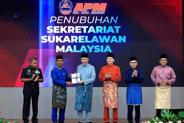 Ahmad Zahid (tiga, kanan) menerima dokumen Penubuhan Sekretariat Sukarelawan Malaysia dari Ketua Pesuruhjaya Angkatan Pertahanan Awam Malaysia (APM), Datuk Roslan ​​​​Wahab (dua, kiri) pada Sambutan Penutup Bulan Pertahanan Awam 2025 di Ibu Pejabat Pertahanan Awam pada Selasa. Turut sama Fadillah (dua, kanan), Fahmi (kanan) dan Timbalan Ketua Polis Negara Datuk Seri Ayob Khan Mydin Pitchay (kiri). Foto Bernama