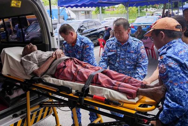 Anggota Angkatan Pertahanan Awam Malaysia (APM) membantu seorang warga emas yang terlibat dalam insiden kebakaran saluran paip gas pada 1 April lalu untuk menaiki ambulans bagi menerima rawatan selepas mengalami sesak nafas di Pusat Pemindahan Sementara, Dewan Serbaguna Masjid Putra Heights, baru-baru ini. Foto fail Bernama