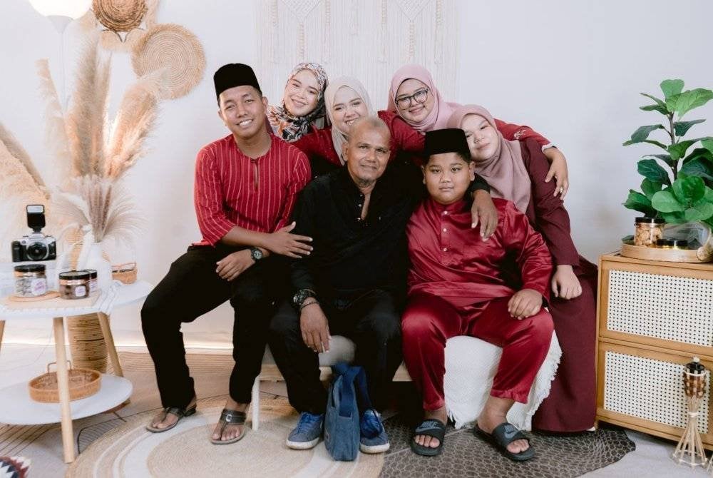 Noor Fatihah bersama Pak Ngah bergambar kenangan sewaktu Hari Raya Aidilfitri baru-baru ini.