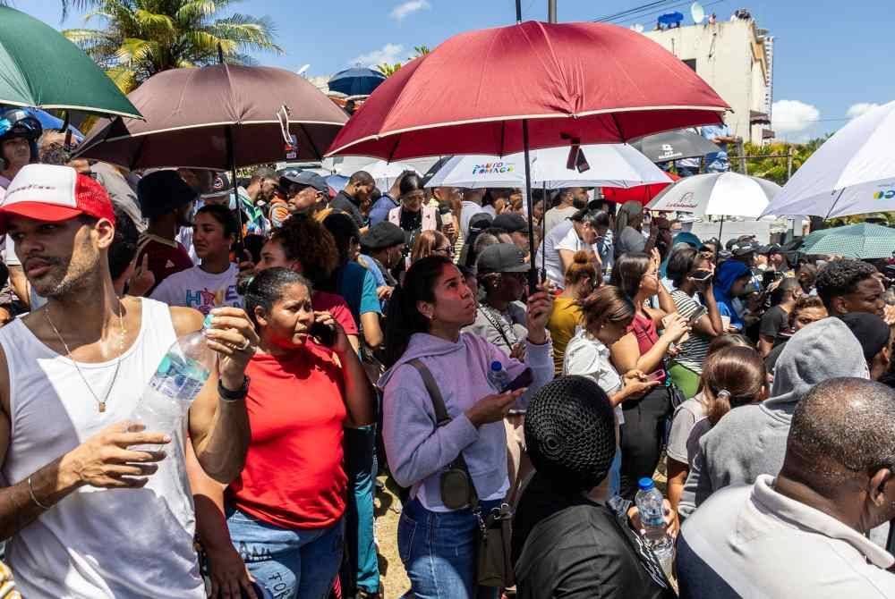 Waris mangsa menunggu di luar kawasan kejadian untuk mendapatkan maklumat tragedi.