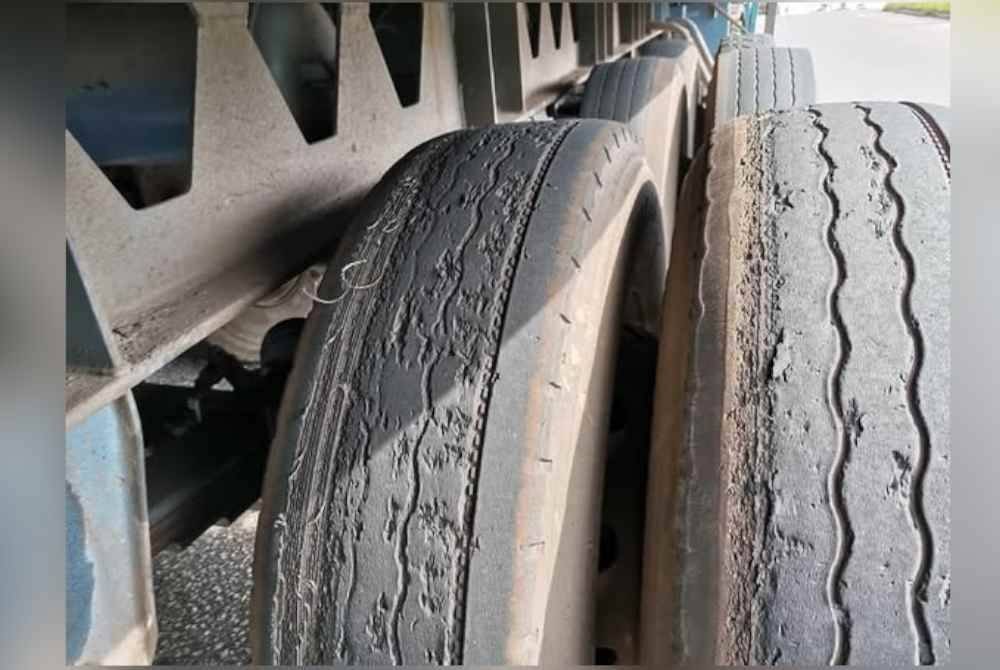 Tindakan sebuah lori membawa muatan 18 tan batu yang dipandu dalam keadaan berisiko dengan tayar pecah dan botak berjaya dikesan JPJ> Gambar hiasan.