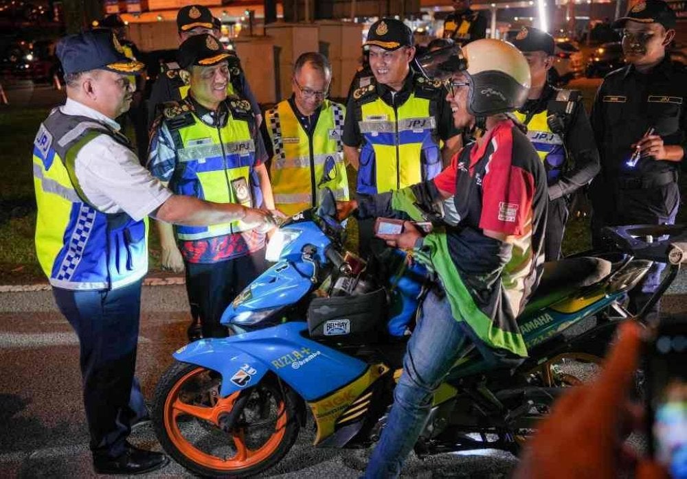 Aedy (dua dari kiri) memeriksa penunggang di laluan motosikal semasa Op Khas HRA di Plaza Tol Kota Kemuning, Shah Alam pada Selasa.