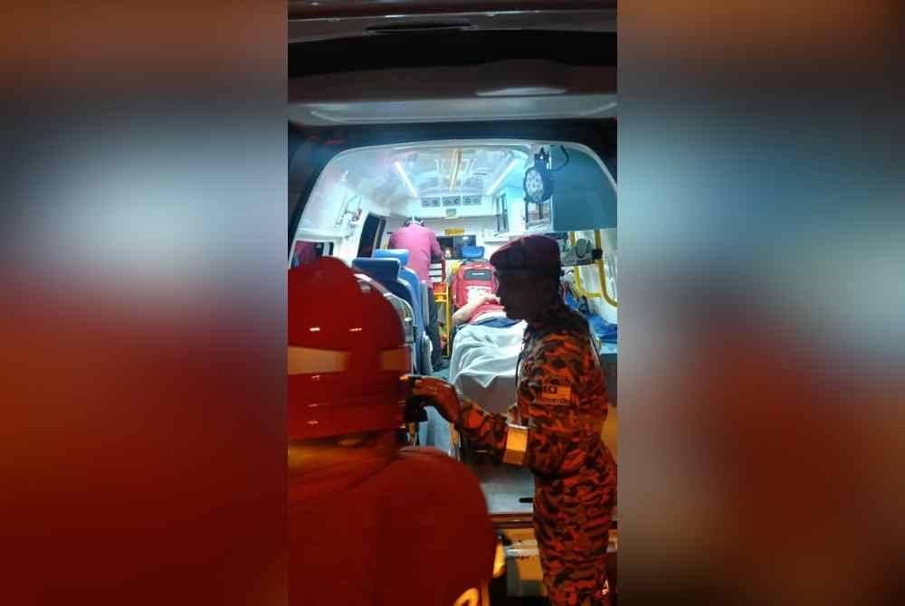 Seorang lelaki mengalami sesak nafas dalam kebakaran itu dibawa ke hospital.