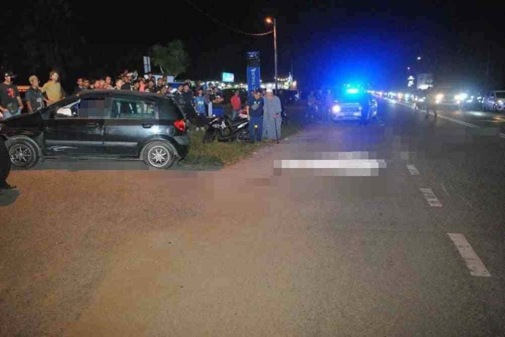 Mangsa disahkan meninggal dunia di tempat kejadian selepas motosikal ditunggang terbabit kemalangan dengan kereta di Jalan Kuantan-Kemaman di sini pada Selasa. Foto FB Polis.Trafik Kuantan