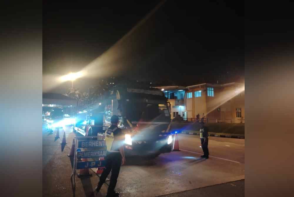 JPJ melaksanakan Op Khas HRA di Plaza Tol Kota Kemuning, Shah Alam pada Selasa.