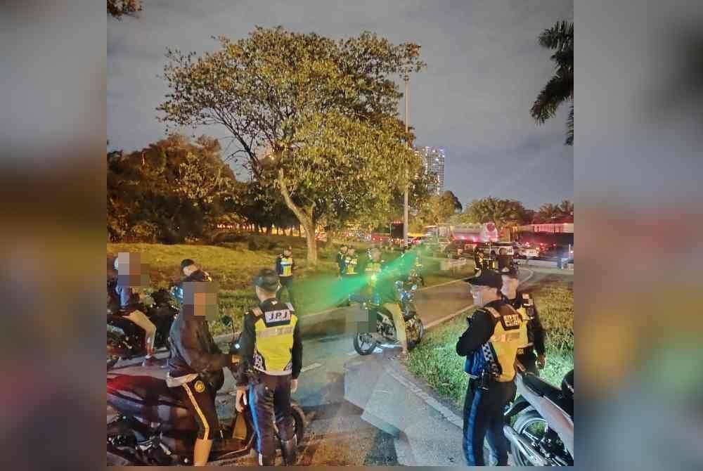Op Khas HRA di Plaza Tol Kota Kemuning, Shah Alam turut melakukan pemeriksaan terhadap penunggang motosikal, pada Selasa.