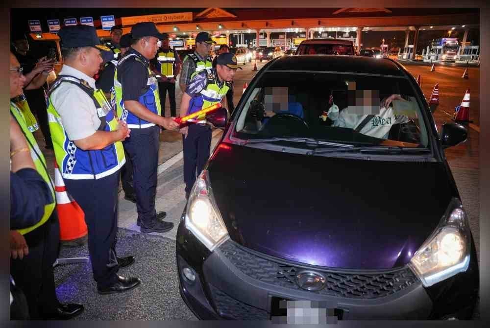 Aedy melaksanakan pemeriksaan terhadap pemandu kenderaan semasa Op Khas HRA di Plaza Tol Kota Kemuning, Shah Alam pada Selasa.