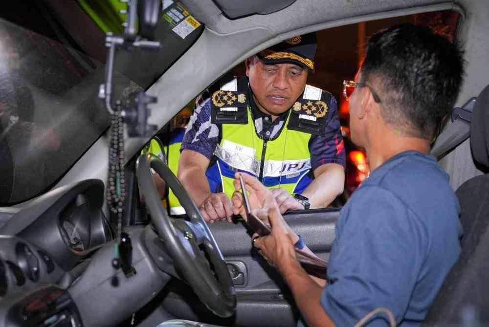 Aedy melaksanakan pemeriksaan terhadap pemandu kenderaan semasa Op Khas HRA di Plaza Tol Kota Kemuning, Shah Alam pada Selasa.