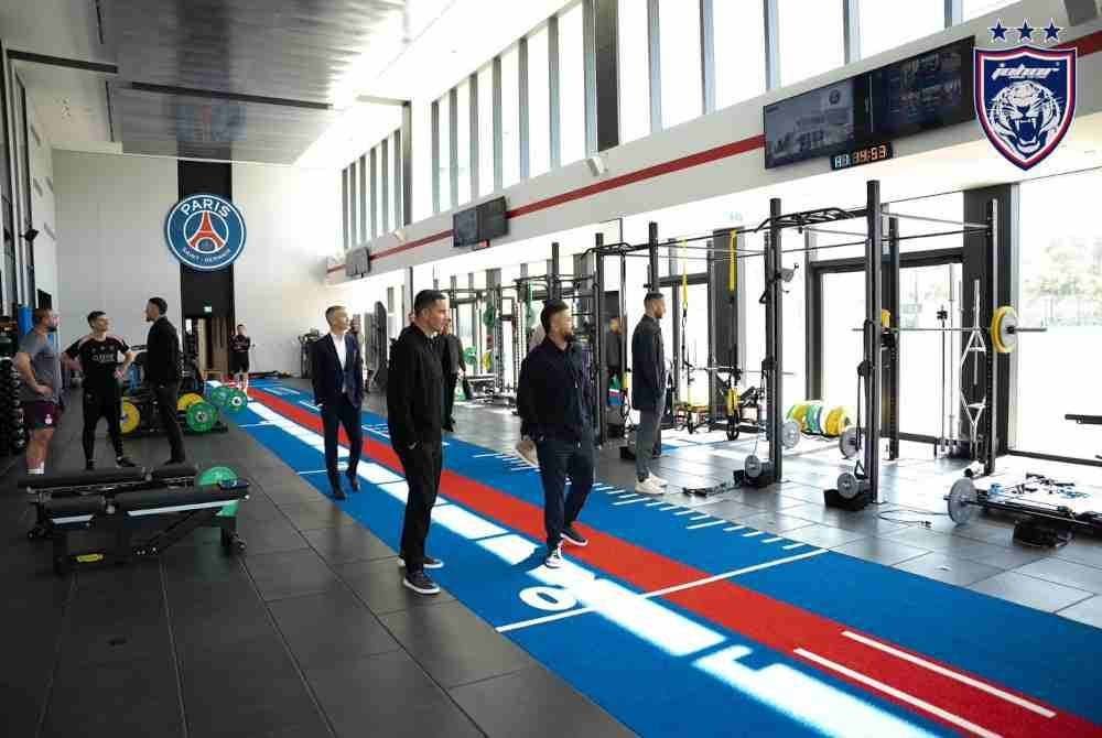 Tunku Mahkota Ismail dijemput sebagai tetamu khas Presiden Paris Saint-Germain FC (PSG) Nasser Al-Khelaifi untuk melawat pusat latihan serba canggih kelab itu di Paris semalam.