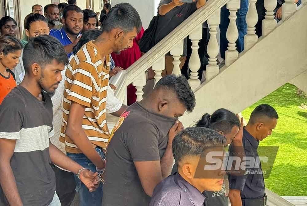 Selain pertuduhan melakukan pemerasan, dua daripada mereka turut didakwa menyamar sebagai anggota polis.