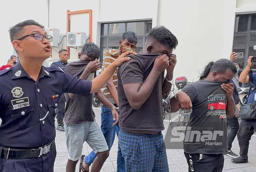 Keempat-empat tertuduh mengaku tidak bersalah atas pertuduhan melakukan pemerasan terhadap seorang lelaki Mac lalu.