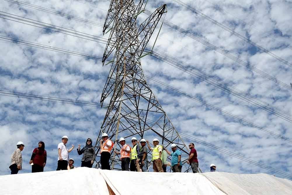 Jimmy Puah (tiga dari kiri) meninjau lokasi pencawang elektrik berhampiran tapak pembinaan perumahan di Jalan Tiram pada Rabu.