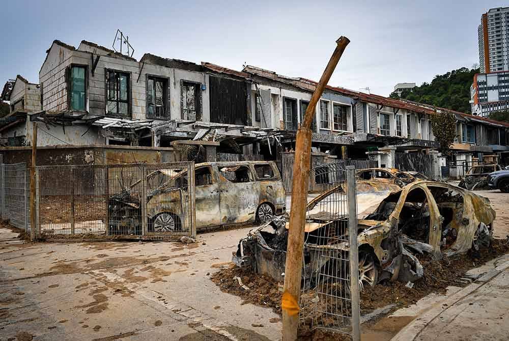 Keadaan kediaman penduduk dan kenderaan yang musnah seperti bandar mati di lokasi kejadian kebakaran saluran gas di Jalan Putra Harmoni, Putra Heights. Foto Bernama