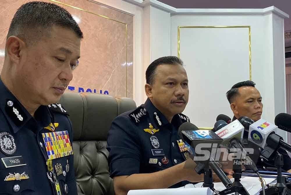 Mohd Yusoff (tengah) semasa sidang akhbar di Ibu Pejabat Polis Kontinjen (IPK) Kelantan di Kota Bharu pada Rabu.