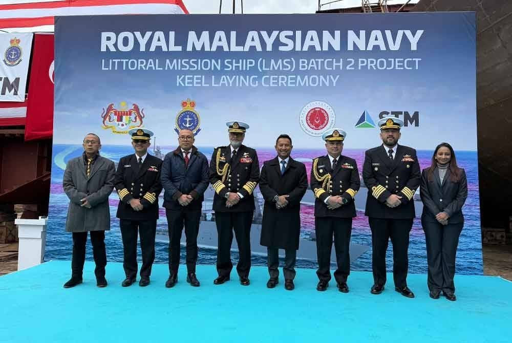 Delegasi Malaysia yang diketuai Lokman (empat dari kanan) dan Zulhelmy (lima dari kanan) ketika menghadiri upacara peletakan lunas di Istanbul Shipyard pada Selasa.