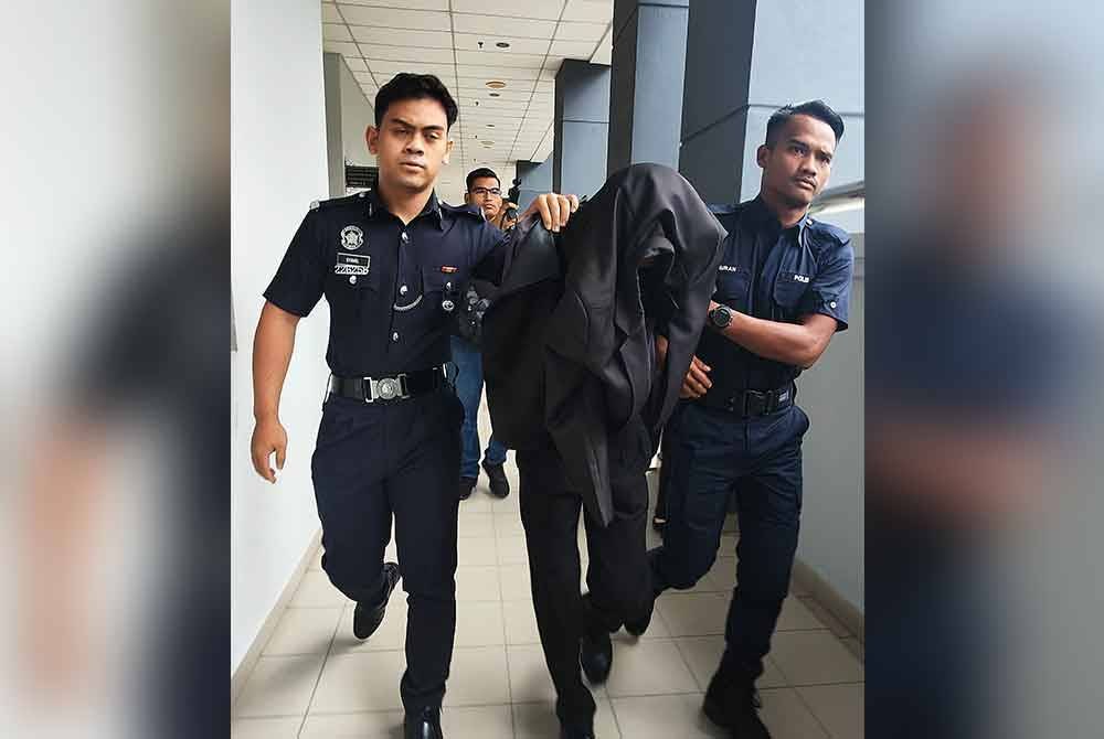 Abdul Hafiz diiring polis ketika di mahkamah