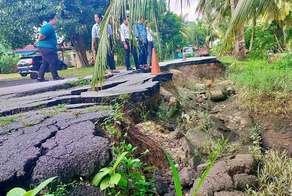 Keadaan tebing dan jalan runtuh yang mengundang risiko keselamatan kepada penduduk dan pengguna jalan.