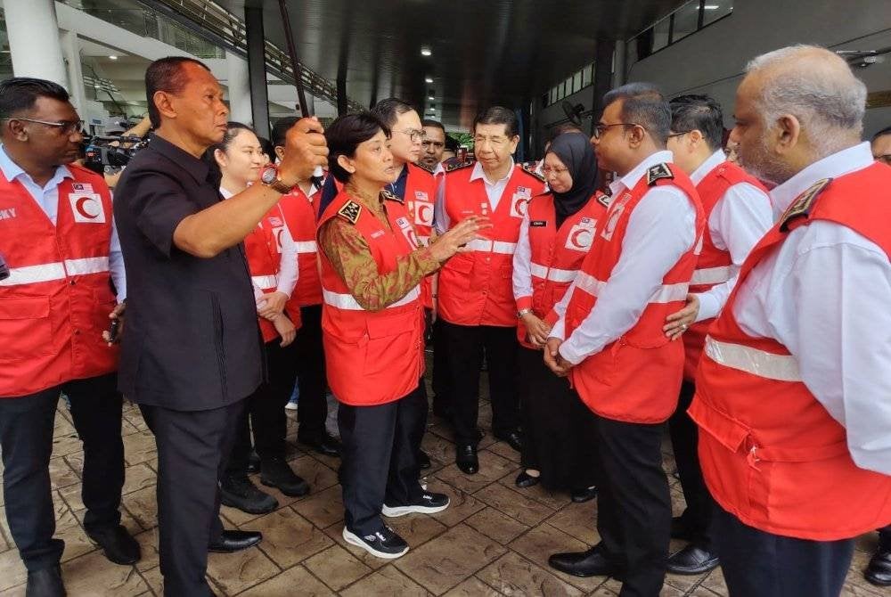 Tunku Puteri Intan Safinaz (empat dari kiri) ditemui pemberita selepas melawat mangsa di PPS Masjid Putra Heights pada Rabu.