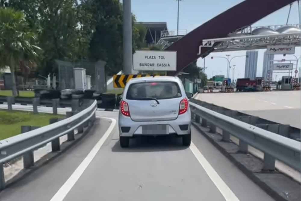 Tular rakaman video berdurasi 36 saat yang memaparkan sebuah kereta dipandu melalui lorong motosikal di Plaza Tol Bandar Cassia.