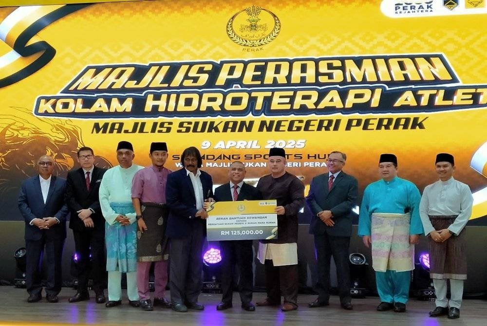 Saarani (lima dari kanan) menyempurnakan gimik penyerahan geran bantuan sempena Majlis Perasmian Kolam Hidroterapi Atlet MSN Perak dan Penyerahan Geran Bantuan Kepada Persatuan Sukan Negeri di Seladang Sports Hub, MSN Perak di Ipoh pada Rabu.