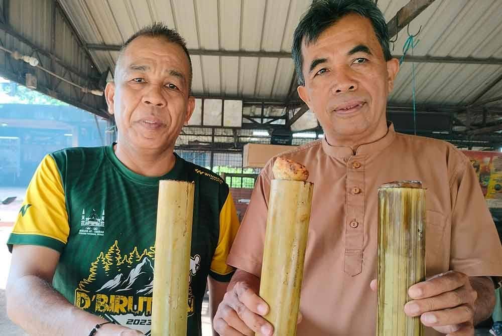 Azizan (kanan) menunjukkan lemang yang dijual pada harga RM16 (dari kiri), RM18 dan RM20.