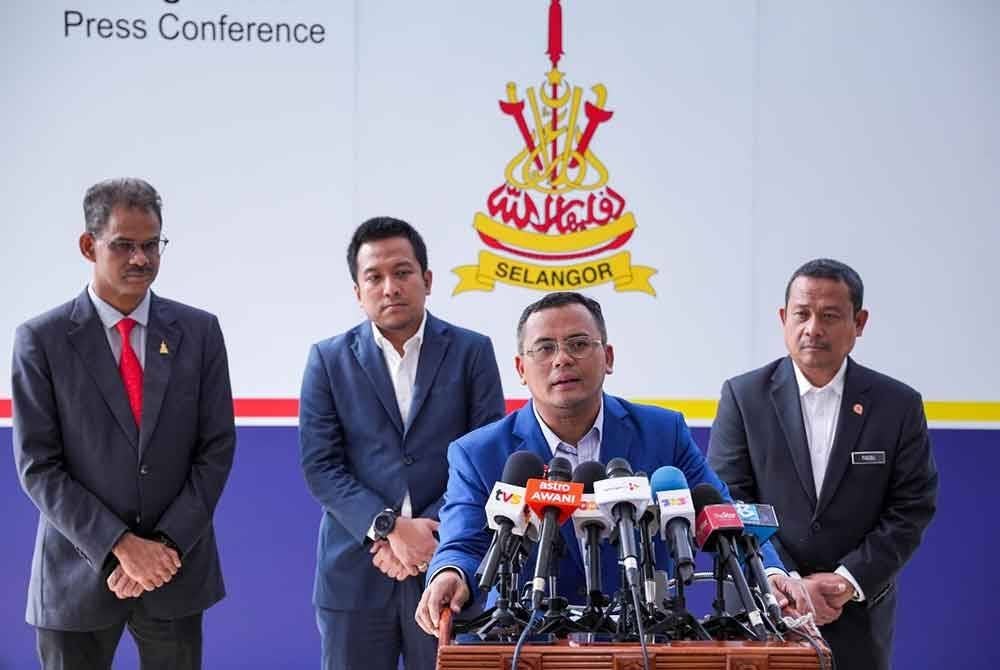 Amirudin pada sidang media di Dewan Annex, Bangunan SUK Shah Alam di sini pada Rabu.