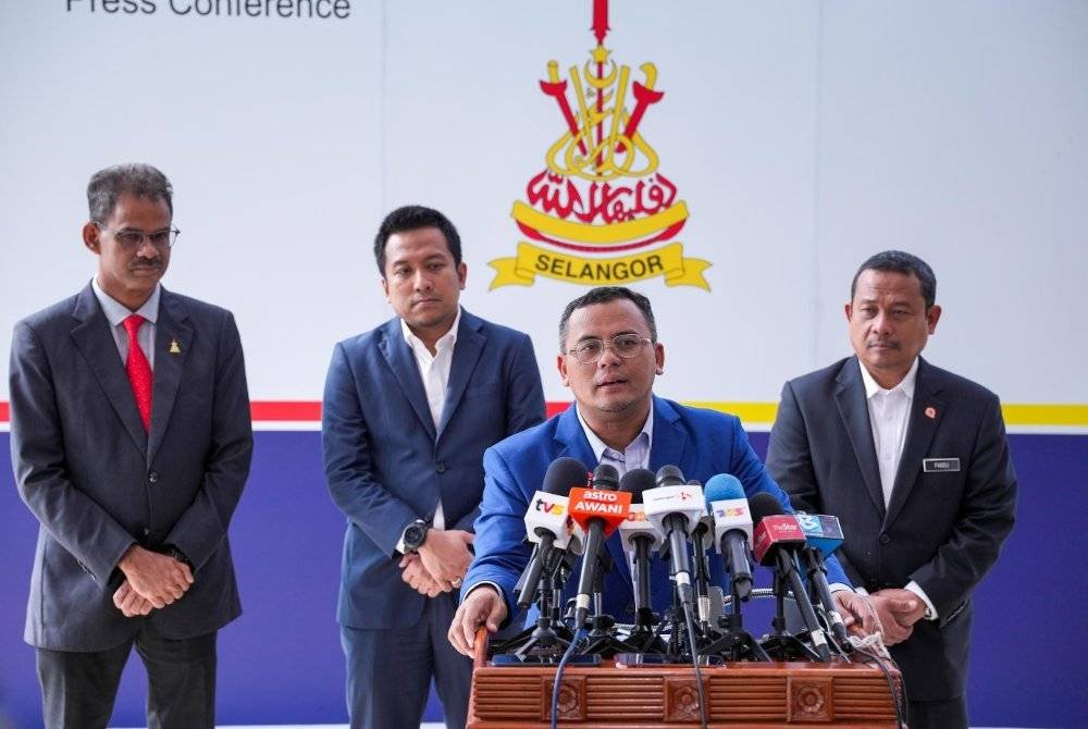 Amirudin semasa sidang akhbar di Dewan Annex, Bangunan SUK Shah Alam di Shah Alam pada Rabu.