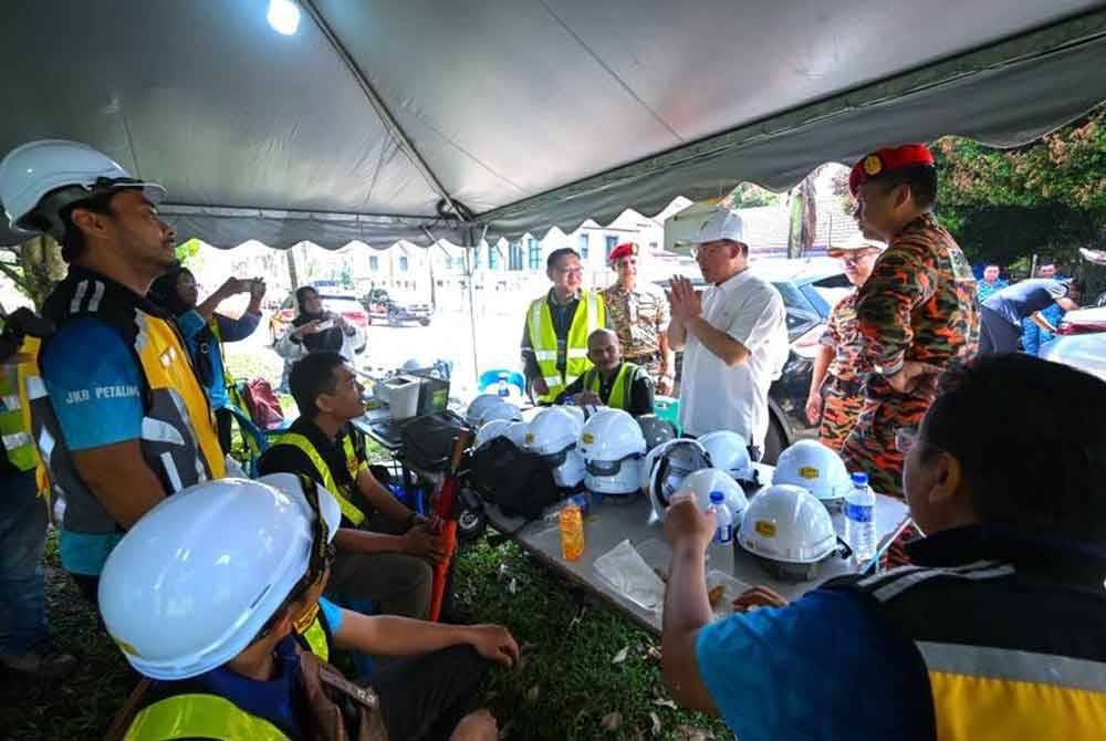 Kor Ming menyantuni dan memberi kata-kata semangat kepada anggota bomba yg bertugas di tempat kejadian.