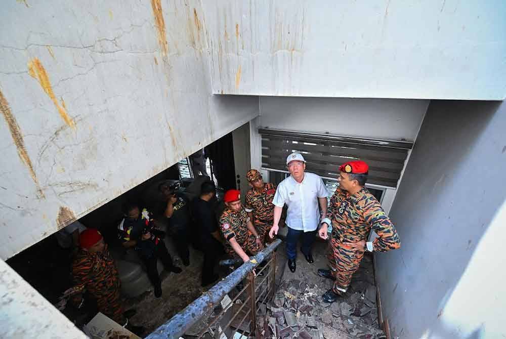 Kor Ming meninjau kerosakan yang dialami akibat kebakaran saluran gas di Putra Heights petang tadi.