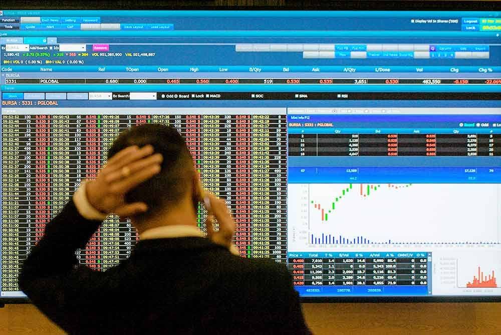 Pada jam 5 petang, indeks FTSE Bursa Malaysia KLCI (FBM KLCI) susut 42.97 mata atau 2.98 peratus kepada 1,400.59 daripada 1,443.56 pada Selasa. Foto hiasan