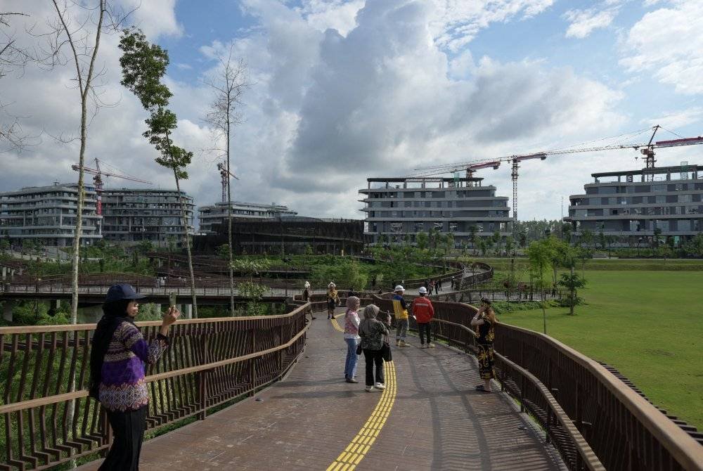 Bangunan dalam pembinaan yang akan digunakan oleh beberapa kementerian di IKN. Foto AFP
