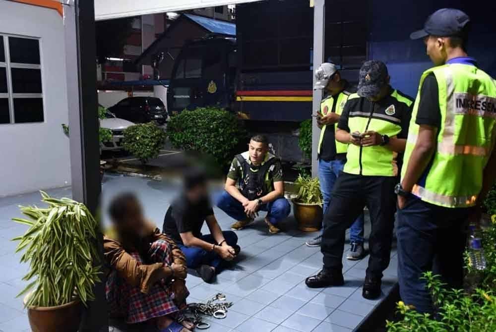 Dua PATI ditahan kerana menunggang motosikal tanpa sebarang dokumen sah.