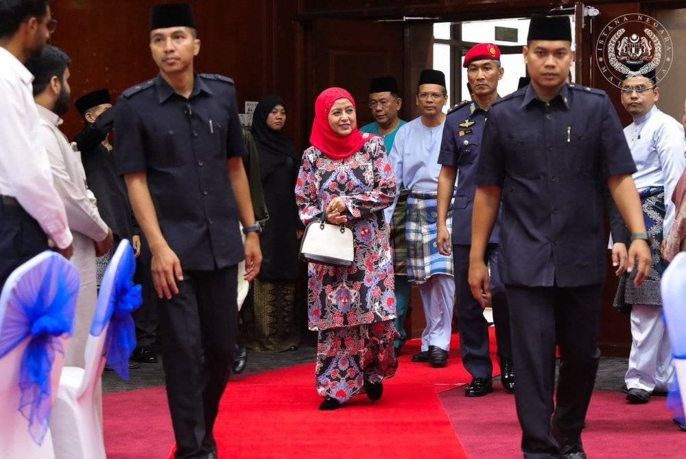Raja Zarith Sofiah berangkat ke Majlis Sambutan Hari Raya Aidilfitri bersama pelajar antarabangsa Universiti Teknologi Malaysia (UTM) kampus Johor Bahru pada Rabu. Foto Facebook Sultan Ibrahim Sultan Iskandar.
