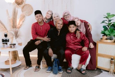 Noor Fatihah bersama Pak Ngah bergambar kenangan sewaktu Hari Raya Aidilfitri baru-baru ini.