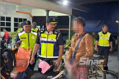 Buruh binaan etnik Rohingya (dua dari kanan) yang melakukan kesalahan menunggang motosikal, disoal oleh Mohd Misuari (dua dari kiri). FOTO SINAR HARIAN - ADILA SHARINNI WAHID