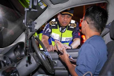 Aedy melaksanakan pemeriksaan terhadap pemandu kenderaan semasa Op Khas HRA di Plaza Tol Kota Kemuning, Shah Alam pada Selasa.
