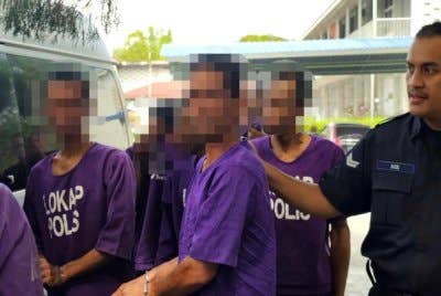 Suspek (tengah) direman selama tiga hari oleh Mahkamah Majistret Gerik bagi membantu siasatan kes ceroboh kawasan Kompeni C, Batalion Kedua Rejimen 503 Askar Wataniah di Gerik.